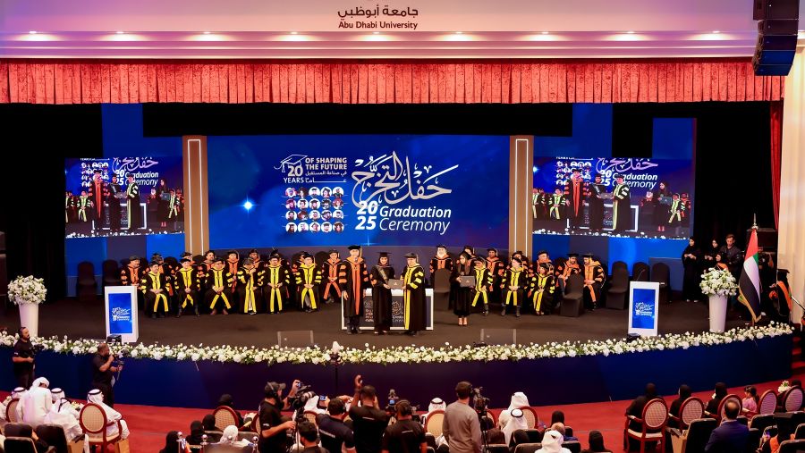 جامعة أبوظبي تحتفي بتخريج الدفعة 18 ضمن خمس كليات 
