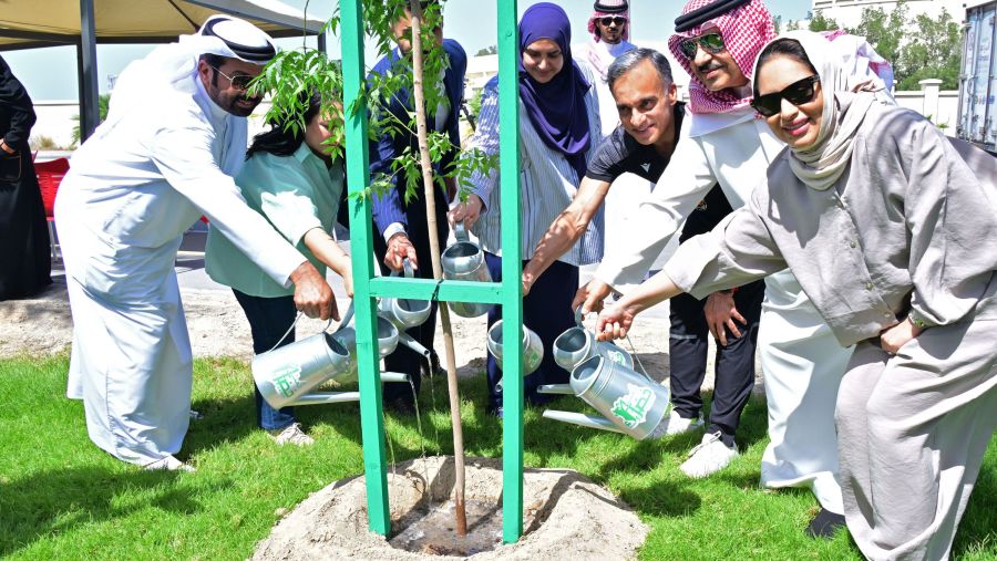 بنك البحرين الوطني يشارك في تشجير الطرق بمنطقة الزلاق ومدينة زايد