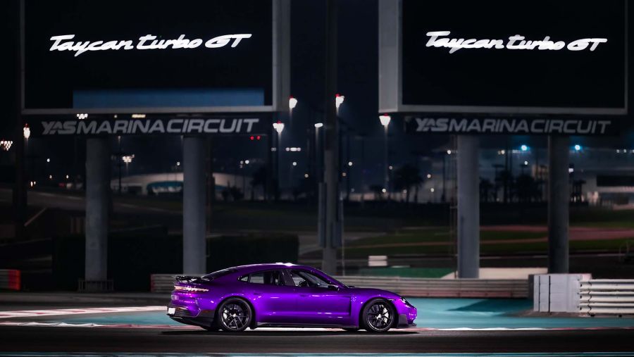 سيارة بورشه تايكان توربو GT تسجل رقماً قياسياً رسمياً جديداً لسيارة كهربائية تخرج من خط الإنتاج على حلبة مرسى ياس