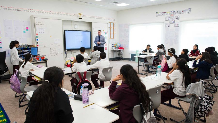 كيف غيّر النهج التعليمي الشامل في مؤسسة قطر تجربة الطلاب داخل الصف وخارجه؟