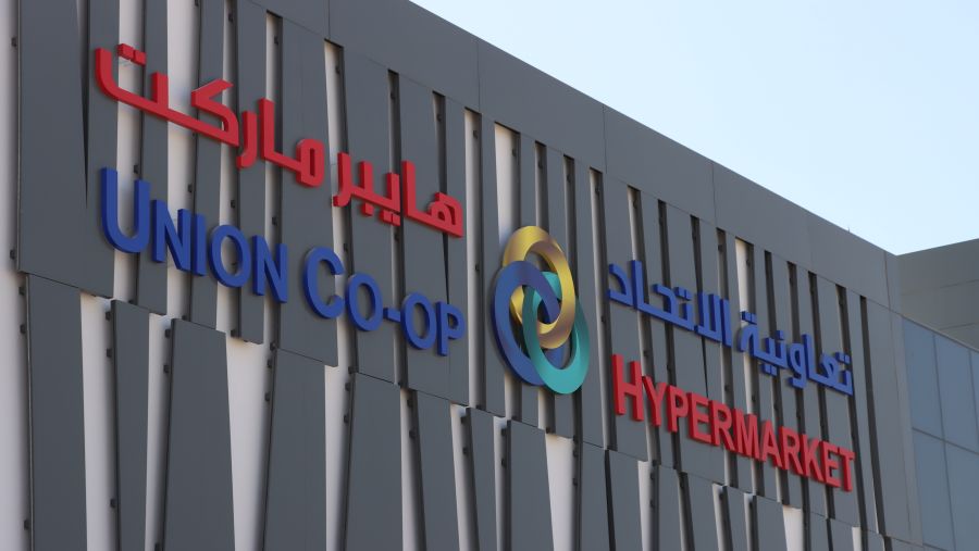 تعاونية الاتحاد تدعم الأسر الإماراتية المنتجة وتثري تجربة الزبائن بخدمات جديدةفي إطار رؤيتها لتوسيع نطاق خدماتها المجتمعية وتقديم تجربة تسوق متكاملة للزبائن، أطلقت تعاونية الاتحاد مبادرة "معرض بهجة العيد" للأسر المنتجة في البرشاء مول، والتي تستمر خلال الفترة من 1 إلى 5 يونيو 2025، بمشاركة مجموعة من الأسر الإماراتية المنتجة والمشاريع المنزلية. ويأتي هذا المعرض ضمن توجه التعاونية نحو تمكين الأسر الإماراتية المنتجة عبر منحهم مساحات في مراكزها التجارية لعرض منتجاتهم وتسويقها للزبائن، في خطوة عملية تهدف إلى تحوي