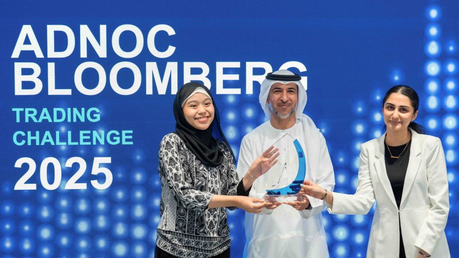 طلبة جامعة "برمنجهام" يفوزون في النسخة الخامسة من تحدي أدنوك-بلومبرغ للتداول