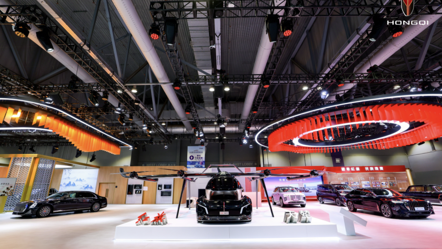 عندما تلتقي زهرة دوار الشمس الذهبية بزهرة البوهينيا: HONGQI تستعرض الفخامة الشرقية في معرض هونغ كونغ الدولي للسيارات وسلسلة التوريد 2025