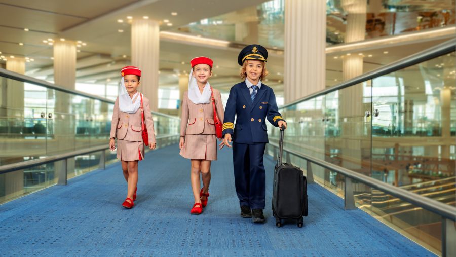 طيران الإمارات تعزز تجربة السفر العائلي خلال عطلة الصيف بمجموعة ألعاب ومستلزمات للأطفال