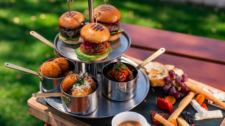 إقامة شاملة في فندق إنتركونتيننتال أبوظبي حيث تمتزج أشعة الشمس بعبق البحر وروعة المذاقات العالمية