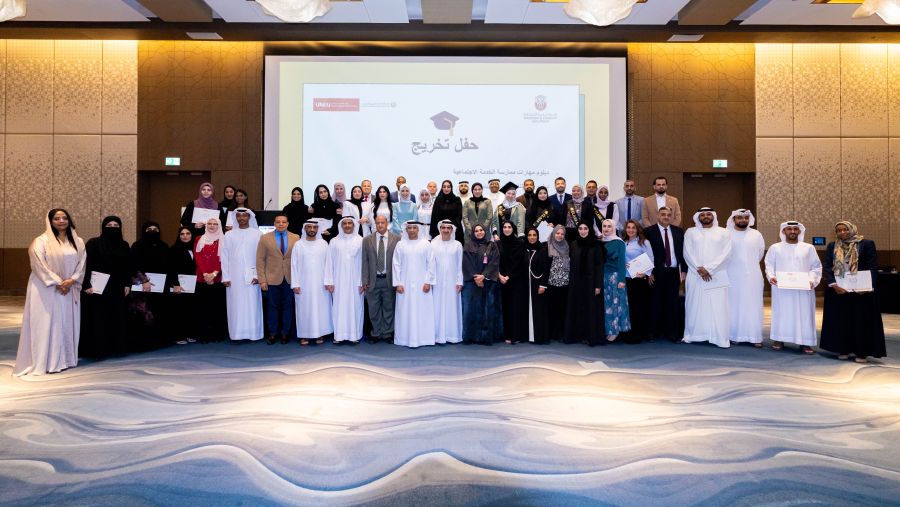 جامعة الإمارات ودائرة تنمية المجتمع- أبوظبي تحتفيان بتخريج الدفعة الثالثة من برنامج بناء القدرات لمهنيي الرعاية الاجتماعية 