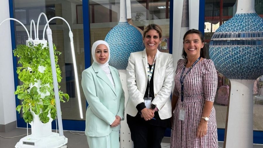 "المركز" يرعى مبادرة الزراعة العامودية بالمدرسة الإنجليزية لتمكين قادة المستقبل في مجال البيئة