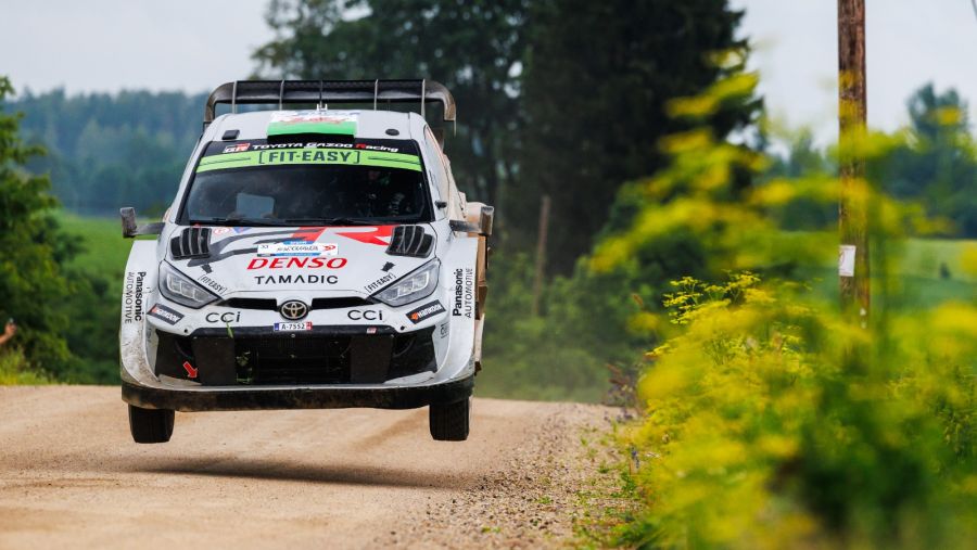 فريق تويوتا جازو للسباقات يحقق فوزًا تاريخيًا في رالي إستونيا