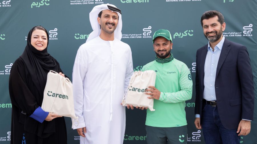 وزير الاقتصاد والسياحة الإماراتي يدعم موظفي التوصيل في محطات الاستراحة التابعة لـ"كريم"