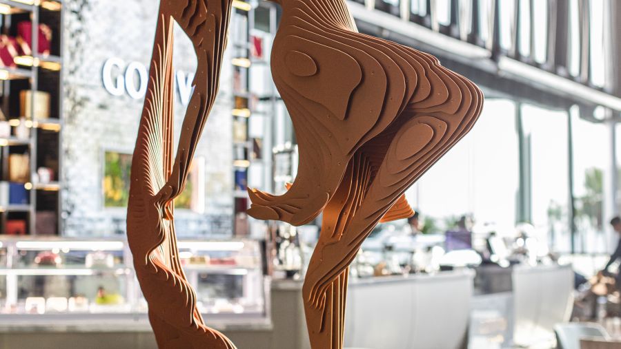 فندق ريكسوس بريميوم دبي يحتضن تجربةً غامرة بالفنّ بالتعاون مع استديو أحدي وشريفي