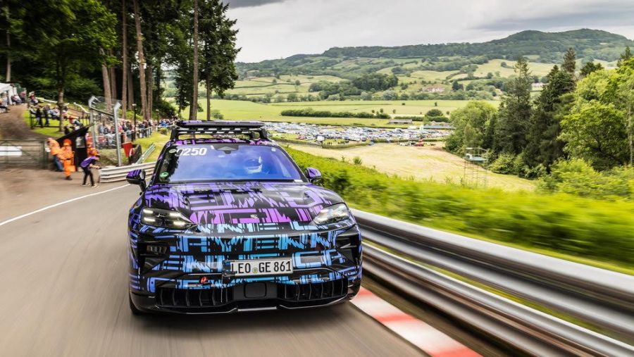 سيارة بورشه كاين إليكتريك المموهة تكشف للمرة الأولى عن قدراتها الفائقة ومزاياها العملية