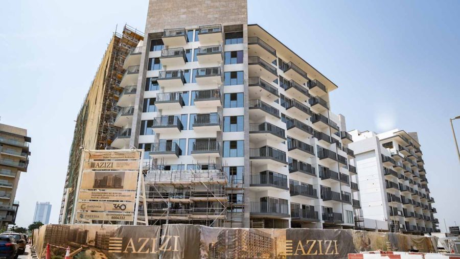 عزيزي للتطوير العقاري تُعلن عن إنجاز 94% من مشروع "واحة الشاطئ"