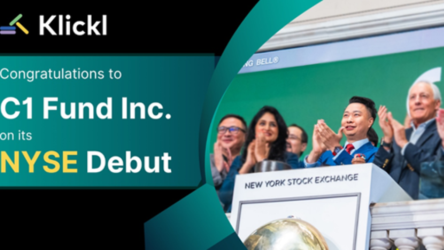 الرئيس التنفيذي لشركة Klickl، مايكل تشاو، يقرع جرس الافتتاح في بورصة نيويورك بمناسبة إدراج صندوق C1