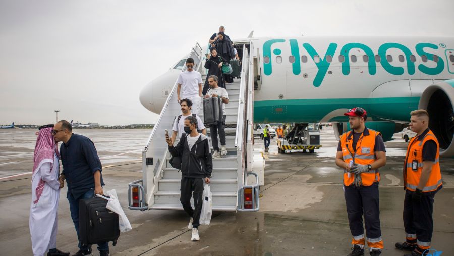 موسكو، روسيا - احتفل مطار فنوكوفو الدولي بإطلاق أول رحلة جوية مباشرة منتظمة تربط موسكو بالرياض، والتي تقوم بتشغيلها شركة فلاي ناس، إحدى شركات الطيران الرائدة في المملكة العربية السعودية. يمثل هذا الحدث مرحلة جديدة من الاتصال المباشر بين موسكو والمملكة العربية السعودية، ويوفر فرصًا واسعة للأعمال والسياحة والحج والثقافات المتبادلة.  بإضافة موسكو إلى شبكتها الدولية، تقدم فلاي ناس للمسافرين السعوديين إمكانية الوصول السلس إلى العاصمة الروسية النابضة بالحياة. كما يوفر المسار الجديد خيار سفر مريح للحجاج والمسافرين