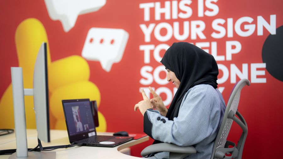 Ooredoo تُعزّز خدمة العملاء بلغة الإشارة احتفاءً باليوم العالمي للغات الإشارة