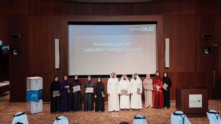 جمارك دبي تحتفي بتخريج دفعة جديدة من منتسبي برنامج "مسار 33" بالتعاون مع نافس برنامج "كفاءات"