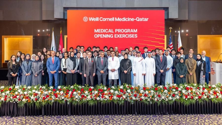 طلاب الطب في وايل كورنيل للطب - قطر يرتدون المعطف الأبيض
