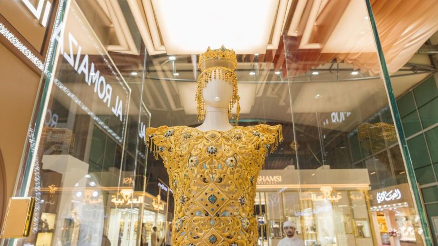 "حلة دبي" من "الرميزان" تدخل غينيس للأرقام القياسية عن فئة أثقل فستان ذهبي في العالم