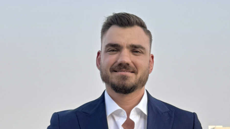 منتجع وسبا دبل تري من هيلتون جزيرة المرجان يعيّن كيفن رو مديراً إدارياً لقسم الاغذية والمشروبات