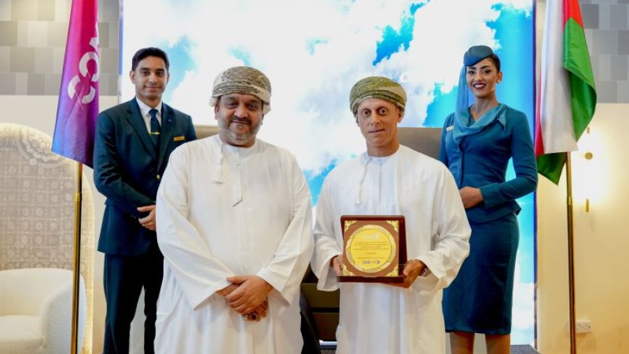 الطيران العُماني يوقّع اتفاقية شراكة إستراتيجية مع شركة أنظمة وبرامج الكمبيوتر التابعة للشركة العُمانية العالمية القابضة خلال معرض كومكس 2025