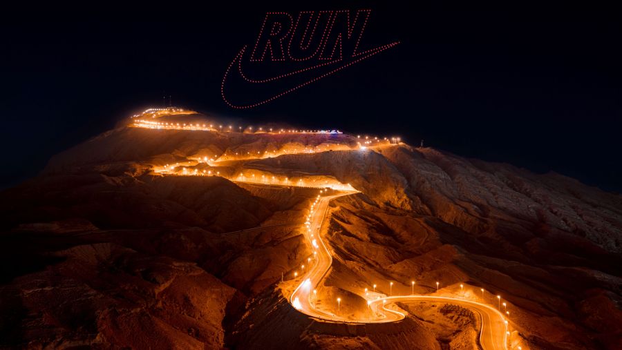  نايكي تجمع العدّاءين العالميين مو فرح ووينفريد يافي مع مجموعة من أبرز عدّائي الإمارات في جبل حفيت