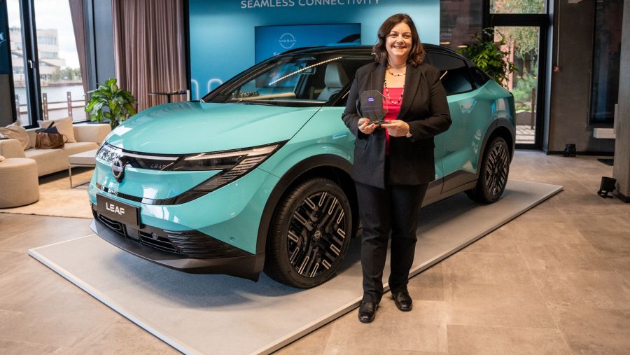 تكريم نائب الرئيس المسؤولة عن قسم الاتصال في نيسان لمنطقة أفريقيا والشرق الأوسط والهند وأوروبا وأوقيانوسيا بجائزة التميّز في القيادة 2025