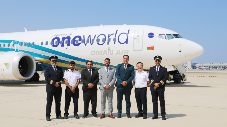 الطيران العُماني يستقبل طائرته الجديدة "بوينج 737" المصممة بألوان oneworld