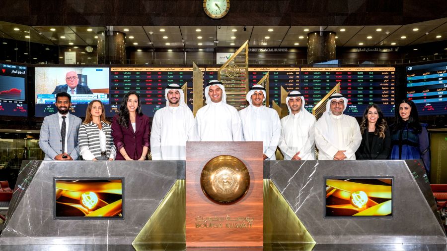 بورصة الكويت تكرم فريق جامعة الكويت الفائز بتحدي أبحاث المحللين الماليين بقرع الجرس في "أسبوع المستثمر العالمي"