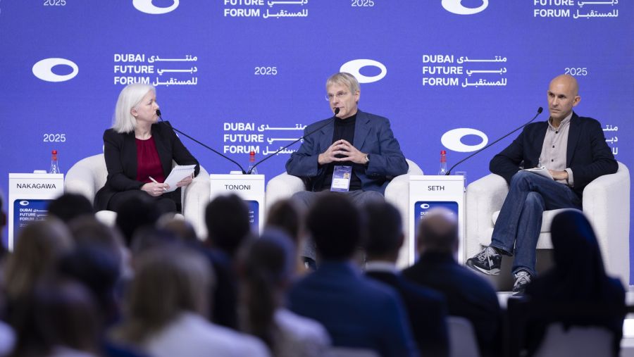 تقنيات الثورة الصناعية الرابعة تصمم مستقبل الاقتصاد والصناعة والصحة والطب والتنمية الإنسانية