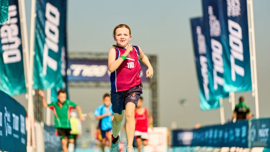 "دبي T100" تنظم سباق الأكواثلون المدرسي الأول من نوعه بمشاركة تاريخية لـ 600 طالب من جميع أنحاء الإمارات