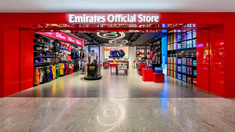 طيران الإمارات تطرح مجموعة Emirates Signature للقمصان الموقعة من أساطير كرة القدم في متجرها الرسمي