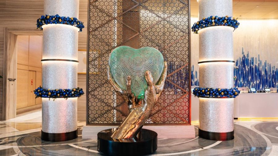 فندق ريكسوس مارينا أبوظبي يعرض منحوتةً فنية للفنان العالمي لورينزو كوين 