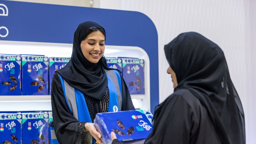 مجموعة اينوك توزع 1350 صندوقاً من التمور على العائلات الإماراتية بالتعاون مع هيئة تنمية المجتمع