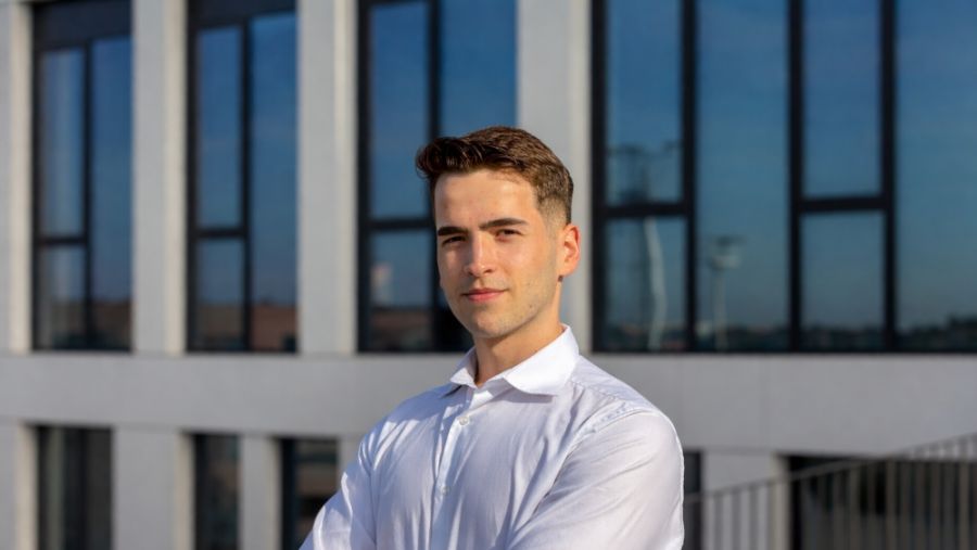 Gold Slumps 6% as Interest Rates Rise