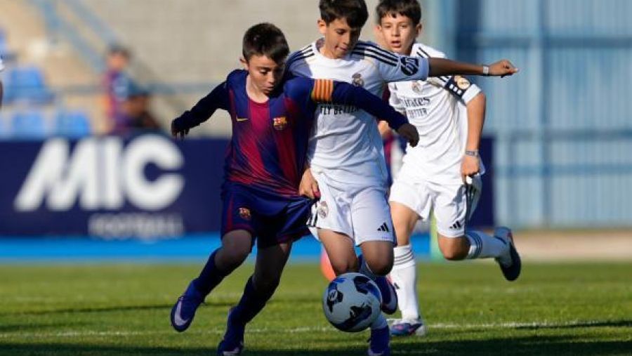 كلاسيكو الصغار: برشلونة يتفوق على ريال مدريد ويتوج بالبطولة