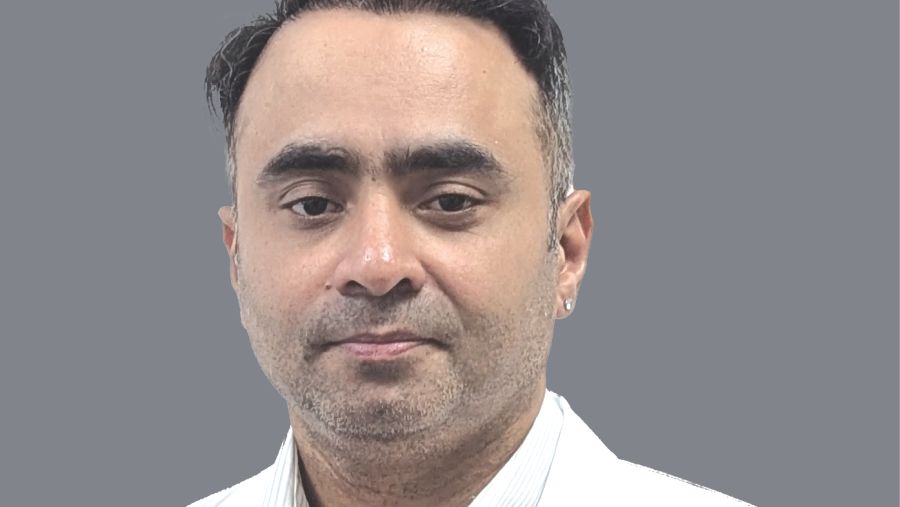 أطباء مستشفى أستر منخول يجرون عملية ترميم لوجه رجل يبلغ من العمر 42 عاماً بعد تعرضه لحادث خطير تسبب في كسور معقدة في الوجه.