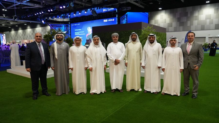 دبي للاستثمار تبحث فرصاً استثمارية في عُمان خلال اجتماع مع وزير الإسكان والتخطيط العمراني في السلطنة