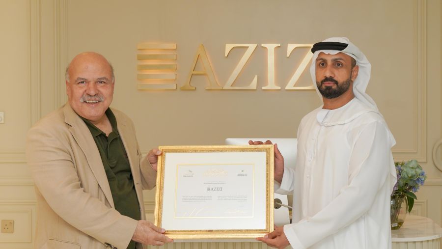 ميرويس عزيزي يتسلم جائزة تقديرية من "نادي دبي لسباق الخيل"