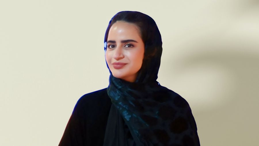 ينما يستعد خريجو دفعة 2026 من مدارس مؤسسة قطر لبدء فصل جديد من حياتهم، يستعيد اثنان من الخرّيجين السابقين لأكاديمية قطر – الدوحة، التابعة للتعليم ما قبل الجامعي بمؤسسة قطر، وبعد سنوات من بناء مسارات مهنية ناجحة في مجالات مختلفة، من القانون إلى العمل الثقافي، اللحظات التي ساهمت في تشكيل شخصياتهما، ورسّخت في داخلهما معاني الانتماء، والفضول للمعرفة، والمثابرة والسعي إلى إحداث أثر يتجاوز حدود المدرسة.  يُحتفل هذا الأسبوع بتخريج أحدث دفعة من طلاب مدارس التعليم ما قبل الجامعي بمؤسسة قطر، وذلك في حفل التكريم السنو