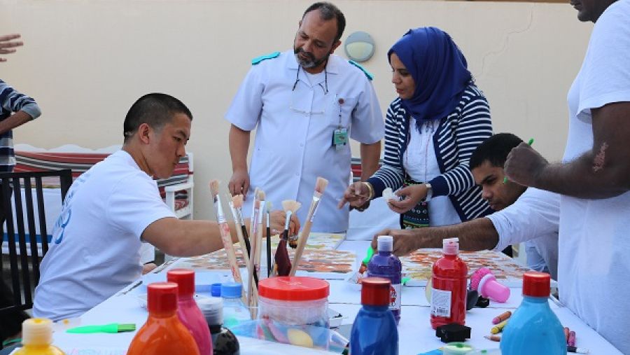 أعضاء من مؤسسة حمد الطبية وجمعية الفنانين العالميين بالدوحة يشاركون في ورشة فنية عقدت بمناسبة اليوم العالمي لذوي الإحتياجات الخاصة.