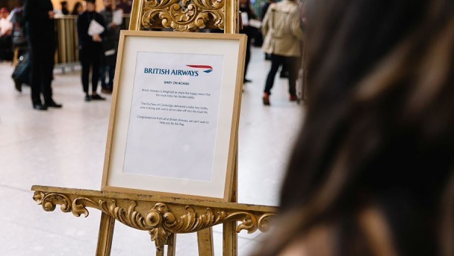 قامت الشركة في إطار احتفالها بولادة الأمير بوضع منصة مشابهة لتلك المستخدمة لدى قصر باكنغهام في قاعة الوصول داخل مبنى الركاب.