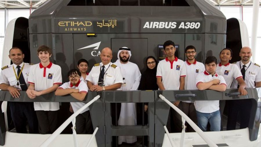 الطلبة من مركز المستقبل للتأهيل مجتمعون مع الطيارين في الاتحاد للطيران ومدراء خريجين إماراتيين بعد تجربتهم لوحدة محاكاة الطيران للطائرة طراز إيرباص A380