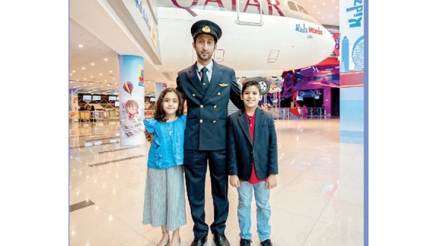 قائد طائرة الإيرباص A320 اليافعي عبدالعزيز مع الطفلة مريم المحاسنة (8 سنوات) والطفل بدر البنّا (8 سنوات).