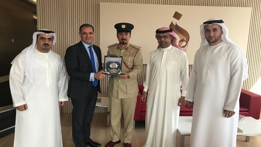 جون إيسوفيديس، الرئيس التنفيذي لنور بنك، يستلم الجائزة من العقيد ماجد السويدي من شرطة دبي 