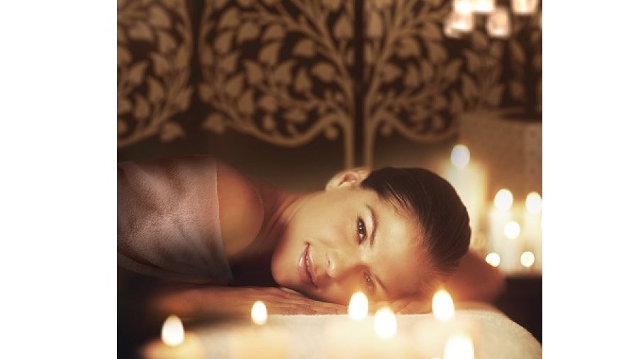 يتم مزج جميع المنتجات بالعود والزعفران والمسك وبخور العنبر وماء الورد، مما يمنحها عطراً عبقاً وفواحاً يحفز الحواس ويثري المزايا العلاجية للجلسة.