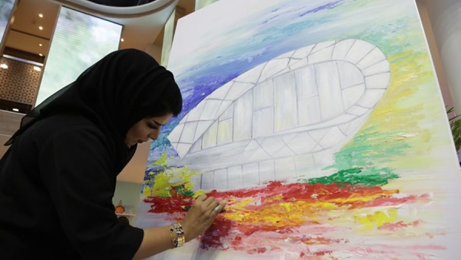 قامت الفنانة الإماراتية وصال برسم لوحات مباشرة أمام الزوار في جناح دبي.