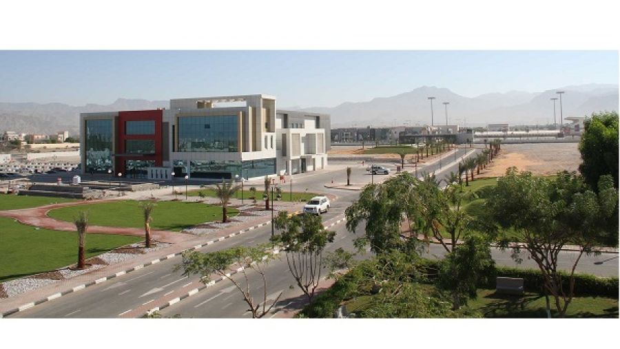 أن الجامعة الأمريكية في رأس الخيمة هي جامعة حكومية مستقلة مختلطة للتعليم العالي.