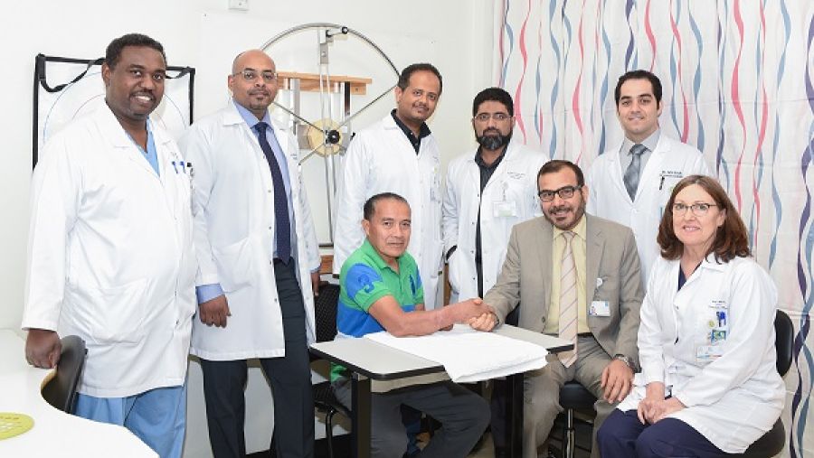 الدكتور محمد مرشد الدليمي استشاري أول جراحة اليد والتجميل ورئيس الفريق الجراحي للعملية رفقة المريض (خوسيه ماري جاي) .