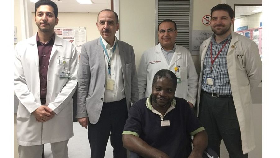 المريض مع بعض أعضاء الفريق المعالج.