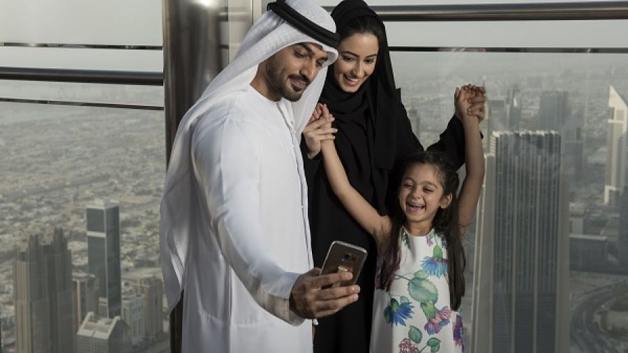 تمثل زيارة منصة المشاهدة في الطابق 124 تجربة استثنائية مع إطلالات مذهلة على مدينة دبي والمناطق المحيطة بها من التراس الخارجي.